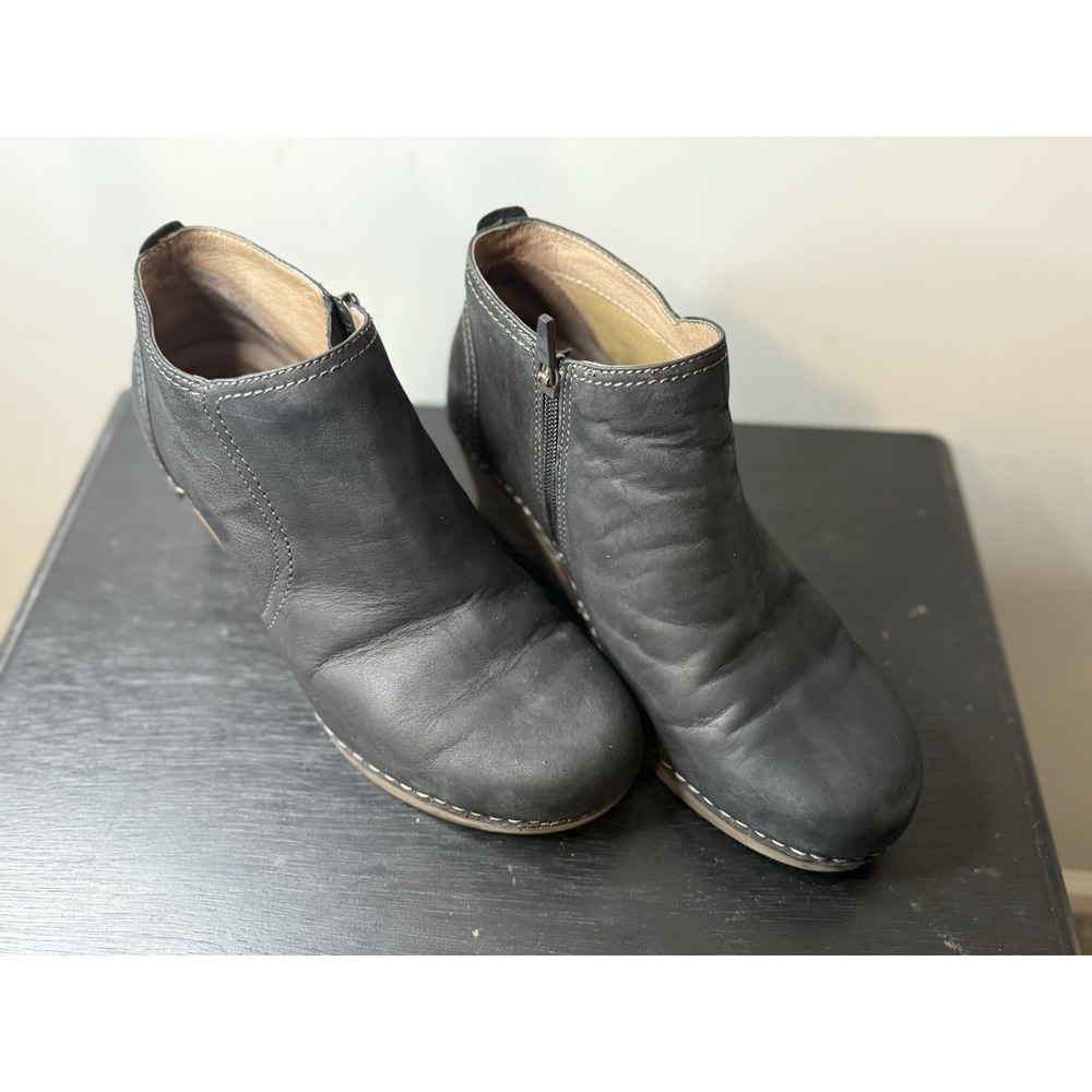 Dansko Women's Leather‎ Black Bootie Size 40 US Barely Worn Excellent Condition